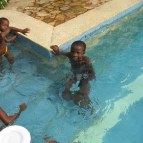 Les enfants à la piscine