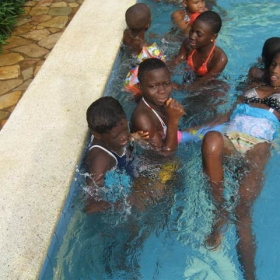 Les enfants à la piscine