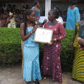 Kpetigo Amévi remise du diplôme tresseuse