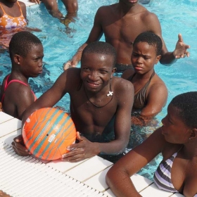 Les enfants à la piscine BCEAO