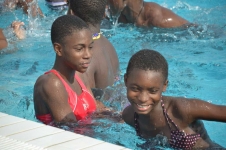 Les enfants à la piscine BCEAO