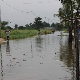 Le fleuve déborde quartier Baguida inondé